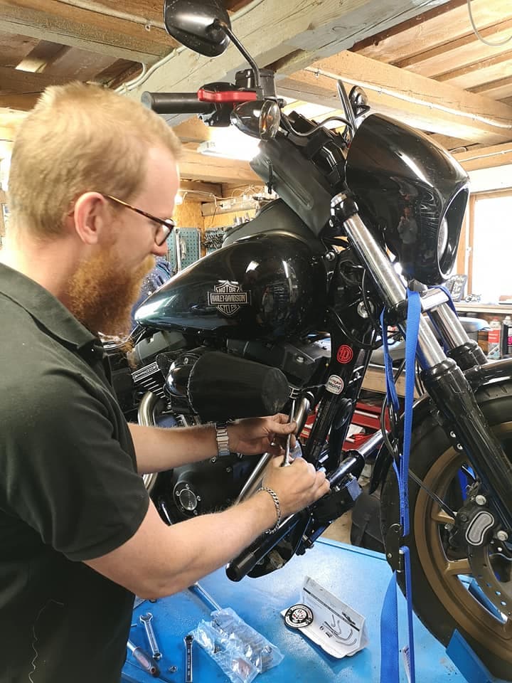 Robert Fallqvist lagar en Harley-Davidson motorcykel i Fallqvist Special i Alingsås