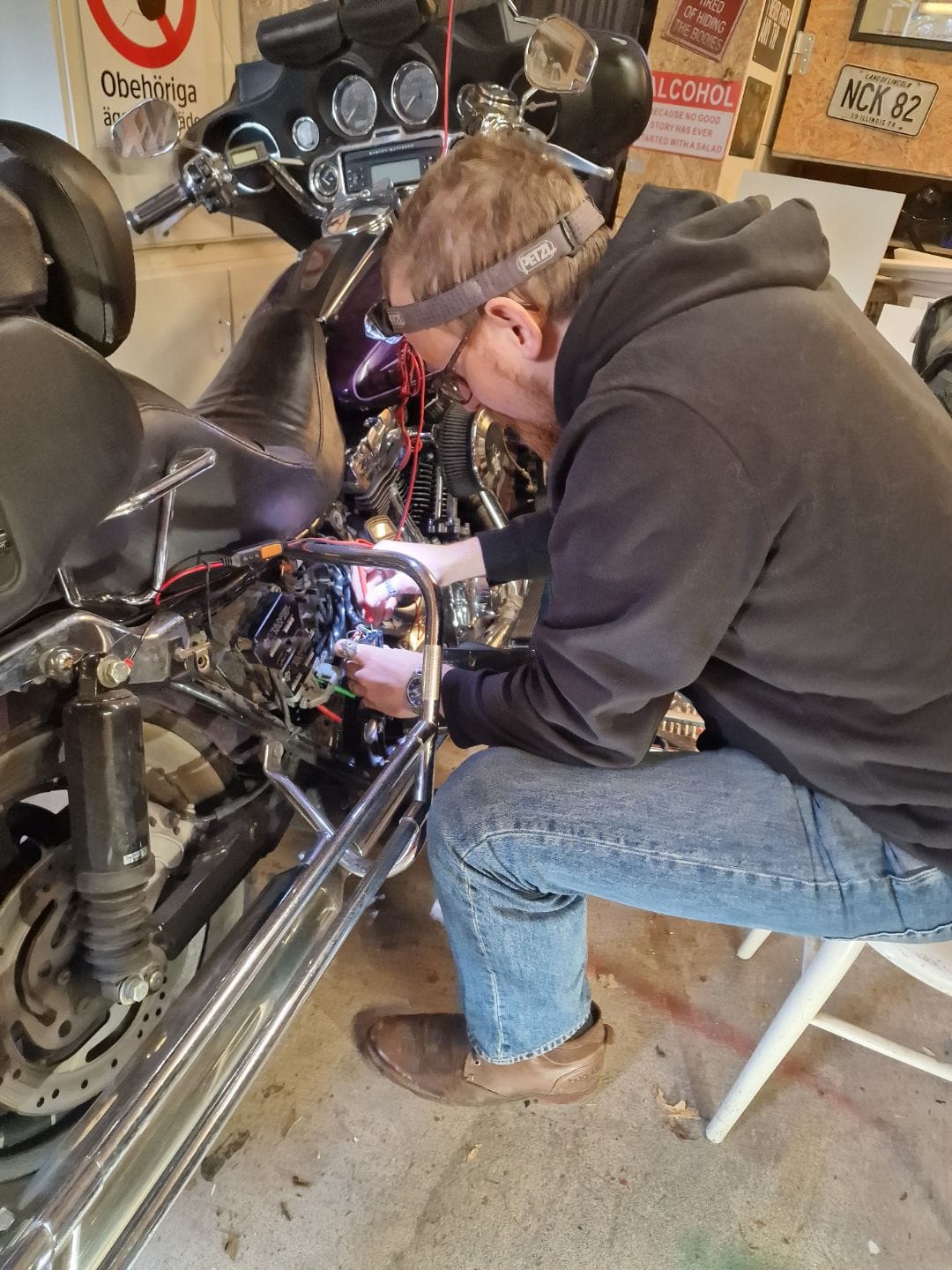 Robert Fallqvist letar elfel på en Harley-Davidson motorcykel i Fallqvist Special i Alingsås