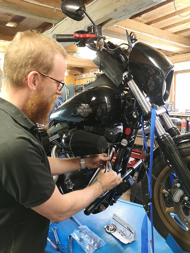 Robert Fallqvist lagar en Harley-Davidson motorcykel i Fallqvist Special i Alingsås