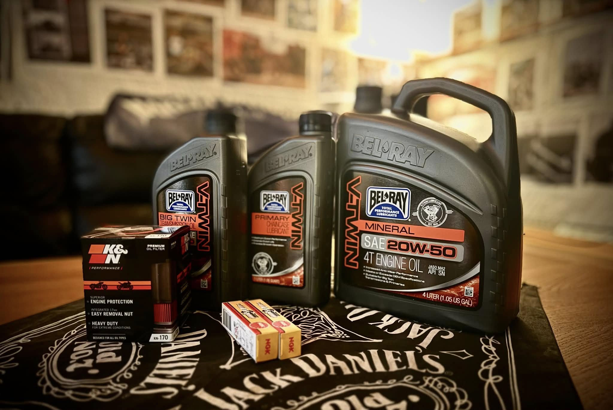 Flaskor med olja och andra motorcykelservice-relaterade föremål.