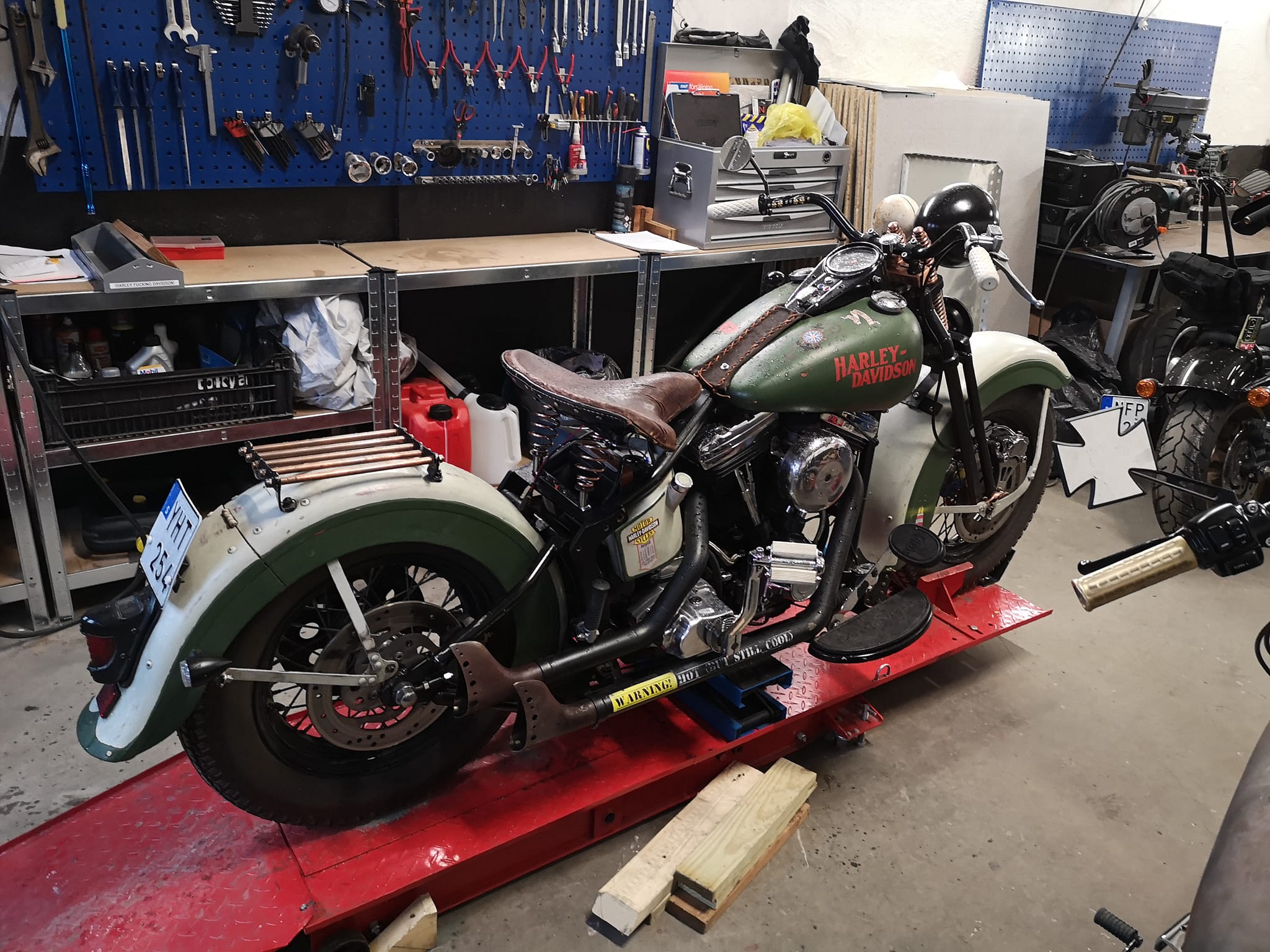 Doris, en av stammisarna på Fallqvist Special verkstad i Alingsås