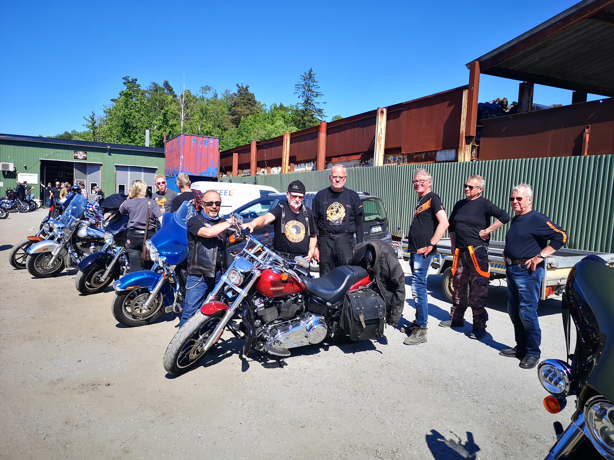 Nöjda kunder utanför Fallqvist Special verkstad i Alingsås